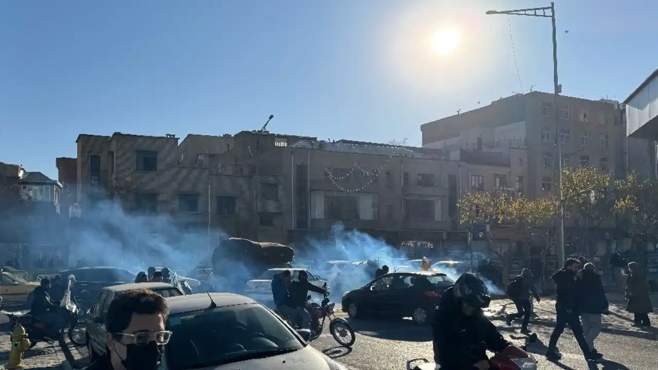 Clashes erupt during Iranian protests as smoke fills the streets