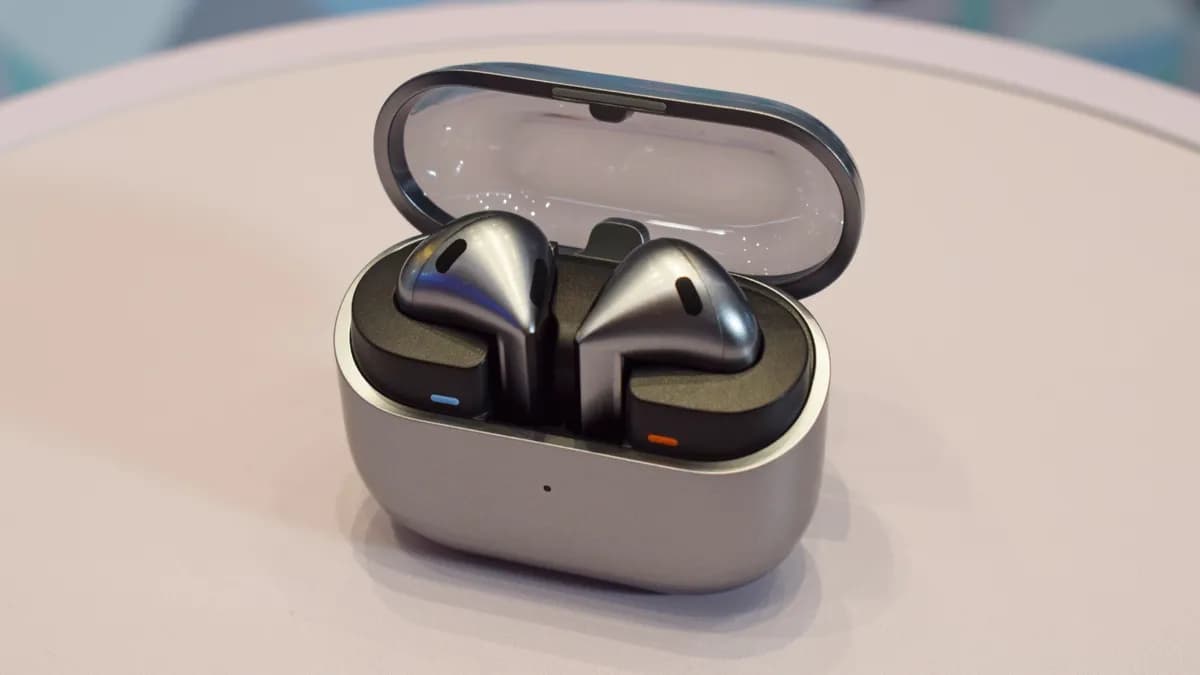 Samsung Galaxy Buds 4 and Buds 4 Pro in their charging case with blue and orange indicators.