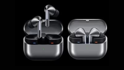 Samsung Galaxy Buds 4 and Buds 4 Pro in charging cases with indicator lights.